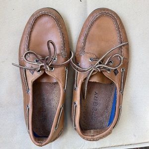 Men’s Sperry leather boat shoes.